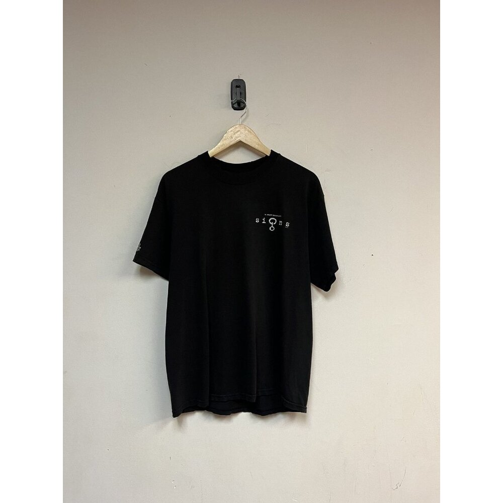 2002 M Night Shyamalan Signs Movie Tee